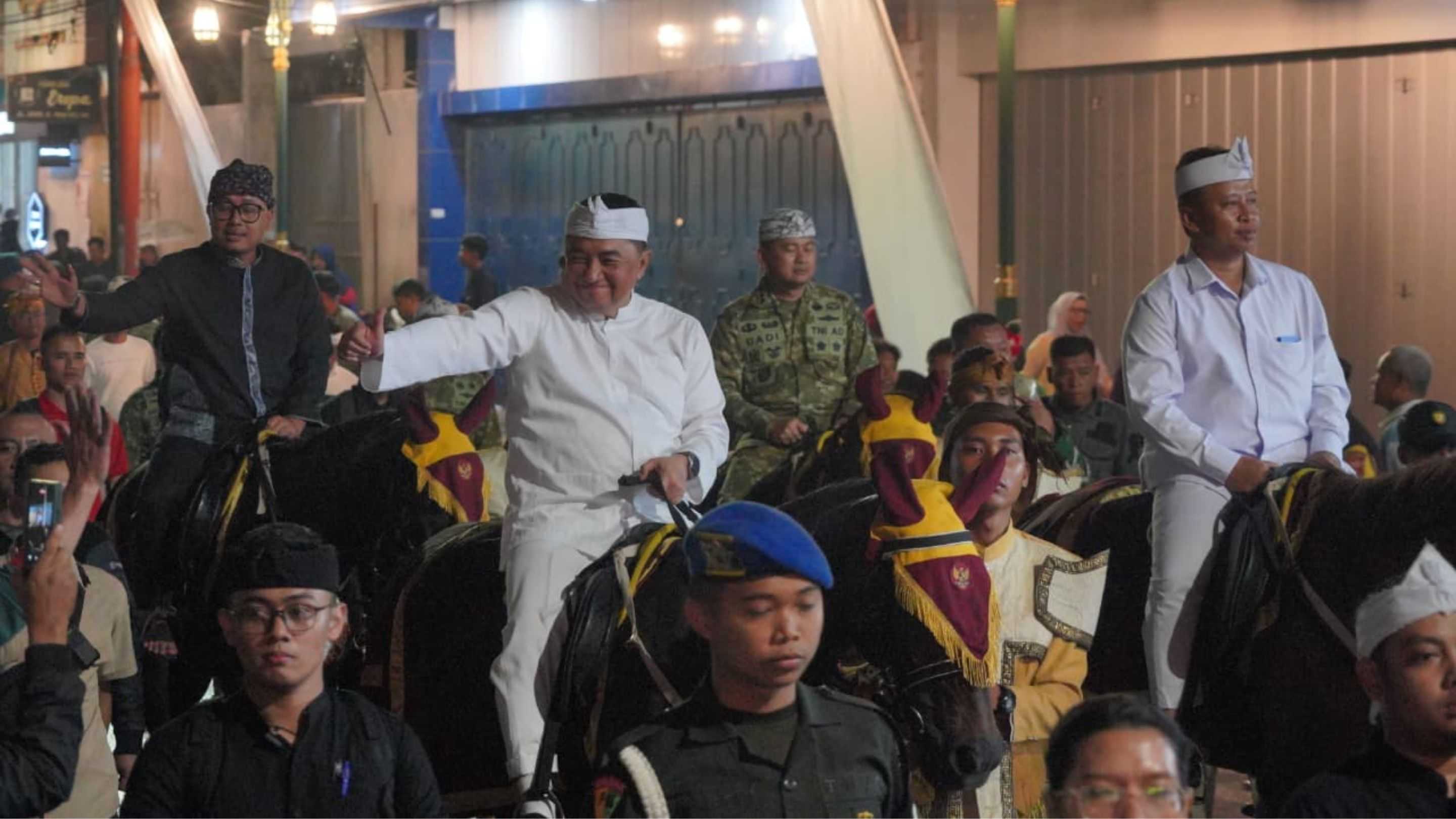 Kirab Mahkota Binokasih Berlangsung Meriah, Ribuan Warga Padati Garut Kota